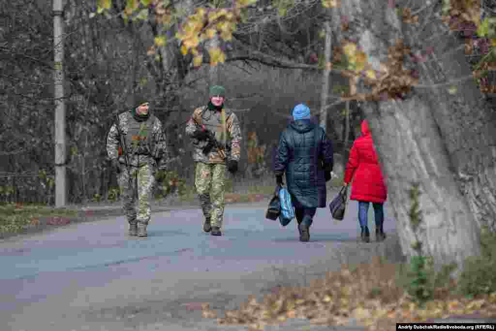 Українські військові патрулюють вулиці селища Золоте-4, що поблизу ділянки № 2 розведення сил та засобів на Луганщині, 1 листопада 2019 року ПЕРЕГЛЯНЬТЕ ФОТОГАЛЕРЕЮ