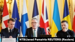 Presidenti i Francës, Emanuel Macron, kryeministri i Britanisë së Madhe, Keir Starmer, dhe presidenti i Ukrainës, Volodymyr Zelensky, gjatë takimit në Londër, më 2 mars 2025.