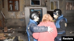 Ukrainanyň Kropynytskiý şäherine rus pilotsyz uçarynyň hüjüm eden ýerinde psihologlar ýaşaýjy bilen gürleşýärler. 20-nji mart, 2025.