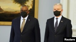 U.S. Defense Secretary Lloyd Austin (left) poses for photographers with Lithuanian President Gitanas Nauseda in Vilnius on February 19.
