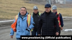 Президент Садыр Жапаров жана "Кумтөр Голддун" убактылуу тышкы башкаруучусу Тенгиз Бөлтүрүк Кумтөр кенинде. 2021-жыл, 15-июнь.