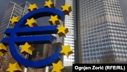 Monumentul Euro din fața clădirii Eurotower din districtul central al orașului Frankfurt, Germania, fost sediu al Băncii Centrale Europene