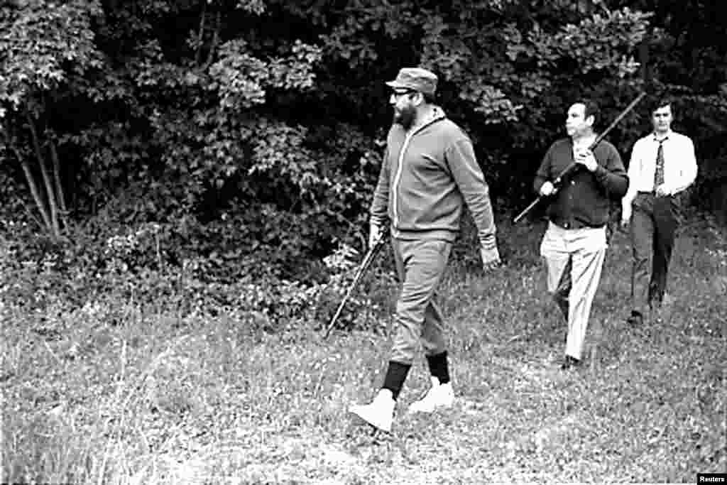 Castro në gjueti, ndërsa po qëndronte për një vizitë në Rumani, në maj të vitit 1972, kur vendi sundohej nga diktatori komunist Nikolae Çaushesku.