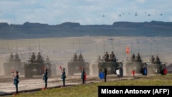 Trupat ruse, kineze dhe mongole dhe pajisjet ushtarake parakalojnë në fund të ditës së stërvitjeve ushtarake Vostok-2018, jo shumë larg kufirit kinezo-mongolez në Siberi. Shtator 2018.