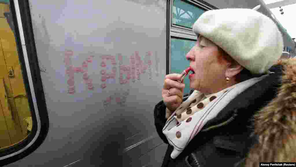 Першы цягнік з Санкт-Пецярбургу прыбывае ў Сэвастопаль па новаадкрытым мосьце праз Керчанскую пратоку, 25 сьнежня. 
