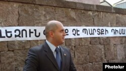 Министр образования и науки Армен Ашотян у входа в здание Национального Собрания. Ереван, 4 июня 2010 г. 