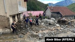 Mješteni čiste nanose blata i kamenja u selu Zlate kod Jablanice, 4. 10. 2024.