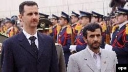 محمود احمدی نژاد، در فرودگاه طی مراسمی رسمی از آقای اسد استقبال کرد.