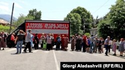 საპროტესტო აქციის მონაწილეებმა გზა გადაკეტეს