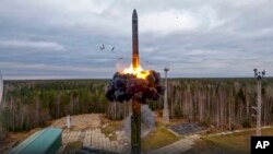 Test cu o rachetă intercontinentală Yars, la poligonul de la Plesețk, nord-vestul Rusiei, 22 octombrie 2022. Imagine pusă la dispoziție de ministerul rus al Apărării.