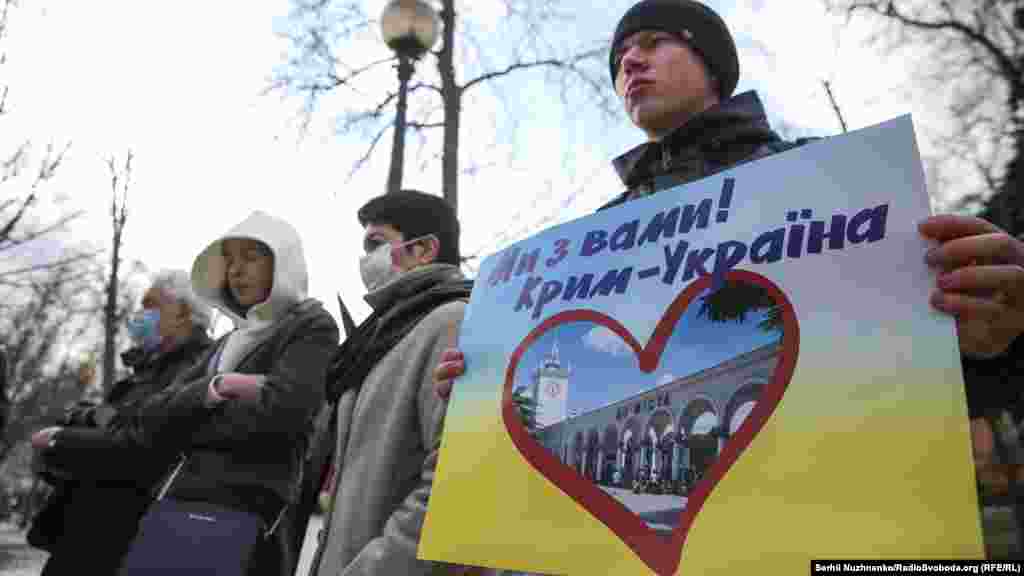 Учасники акції тримали в руках плакати з написом «Крим – це Україна»