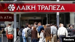ნიქოზია, 28 მარტი: რიგი ბანკ "ლაიკის" ფილიალთან