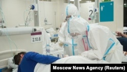 Медработники с госпитализированным больным коронавирусной инфекцией. Иллюстративное фото.