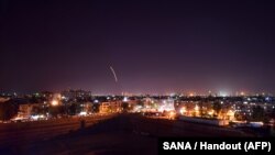 خبرگزاری دولتی سوریه این عکس را منتشر کرده و می‌گوید واکنش پدافند هوایی آن کشور به حمله موشکی‌ست