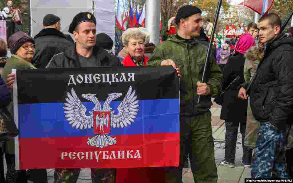 На мітингу були присутні люди з прапорами «ДНР», яка в Україні визнана терористичною організацією.