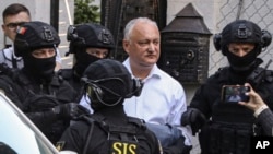 2022 წლის 24 მაისს მოლდოვის ანტიკორუფციულმა პროკურატურამ და უსაფრთხოების სამსახურმა ჩაატარეს ჩხრეკა იგორ დოდონის სახლში კორუფციის, უკანონო გამდიდრებისა და სამშობლოს ღალატის ბრალდებით. სასამართლომ მას 30 დღით შინაპატიმრობა მიუსაჯა. AP-ის ფოტო