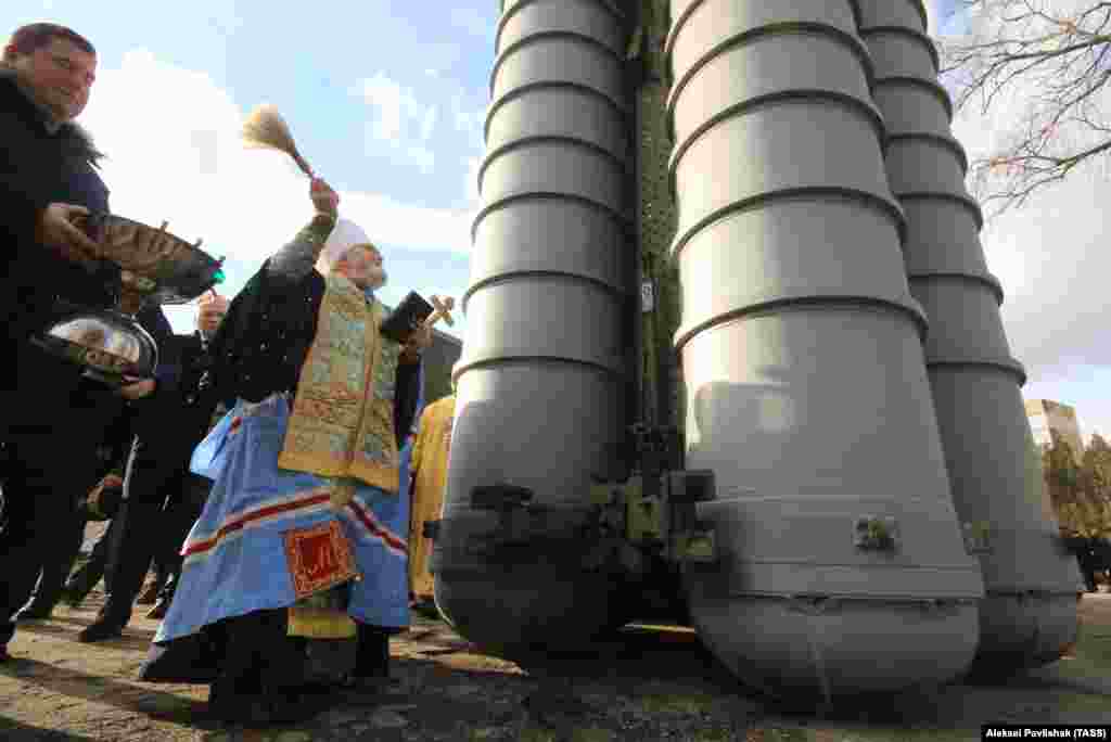 Окупований Крим. Митрополит Української православної церкви (Московського патріархату) Платон благословляє російську зенітну ракетну систему великої і середньої дальності С-400 «Тріумф», розгорнуту в Феодосії, 14 січня 2017 року ПЕРЕГЛЯНЬТЕ ВІДЕО