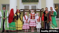 "Ихлас" мәчете каршындагы башкорт фольклоры төркеме