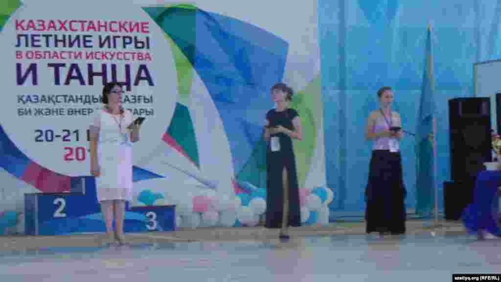 Бишілер өнерін бағалайтын қазылар алқасының мүшелері. 