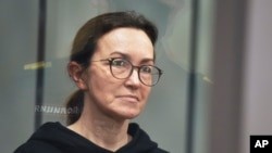 Gazetarja e REL-it, Alsu Kurmasheva, gjatë një paraqitjeje para një gjykate në Kazan të Rusisë më 1 shkurt 2024. 