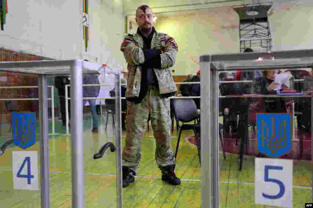 Спостерігач від «Правого сектора» під час виборів у Маріуполі.29 листопада місцеві вибори проходили у Маріуполі та Красноармійську. Через проблеми з бюлетенями у день місцевих виборів 25 жовтня голосування у цих містах Донеччини не відбулося. Маріуполь, 29 листопада 2015 року