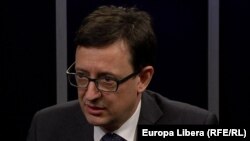 Octavian Armașu la o dezbatere în studioul Europei Libere la Chișinău