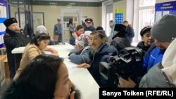 Нұр-Сұлтан қалалық полиция департаменті ғимаратында тұрған белсенділер. 6 желтоқсан 2019 жыл.