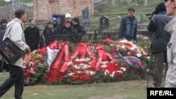 Медет Садыркуловдун сөөгү Байтик айылынын жанындагы мүрзөгө коюлду. 12-апрель, 2009-жыл