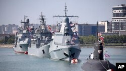 Orosz hadihajók sorakoznak fel a flotta napjának ünnepségére Novorosszijszkban 2022. július 31-én