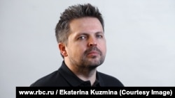 Обшуки тривають, зокрема, у квартирі головного редактора видання «Проект» Романа Баданіна