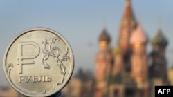 Одночасно з падінням цін на нафту падає і курс рубля