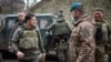 Президентът на Украйна Володимир Зеленски на посещение на фронтовата линия в близост до Мариупол