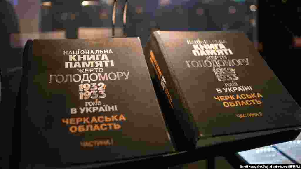 Експонати музею пам'яті жертв голодоморів: книги, в яких зберігаються імена всіх загиблих від голодів XX століття в Україні