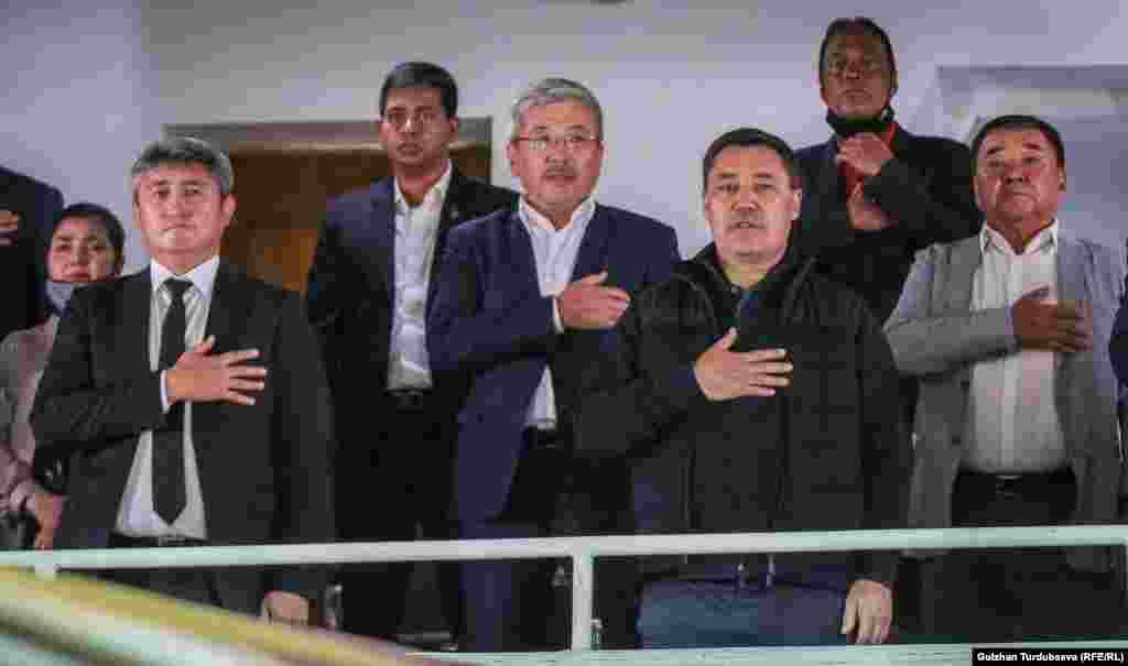 Коронавирус пандемиясына карабай стадионго күйөрмандар көп келди. Оюнду Кыргызстандын президенти Садыр Жапаров дагы келип көрдү.