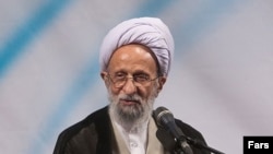  آیت‌الله محمدتقی مصباح یزدی در شمار روحانیون محافظه‌کار منتقد دولت حسن روحانی محسوب می‌شود