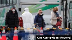 Коронавирус табылған Diamond Princess кемесіндегі карантиннен кейін жағаға шығып бара жатқан Ресей азаматтары. Көрнекі сурет.