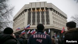 Ресейшіл тұрғындар Қырым парламенті алдында митингі өткізіп тұр. Симферополь, 27 ақпан 2014 жыл.