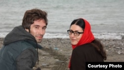 آرش صادقی و همسرش گلرخ ابراهیمی