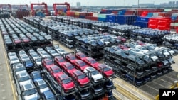 A BYD elektromos autói várnak szállításra 2023. szeptember 11-én a kínai Csiangszu tartományban