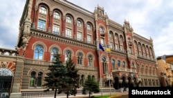 Національний банк України зберіг на 21 квітня курс 28 гривень 1 копійка за долар