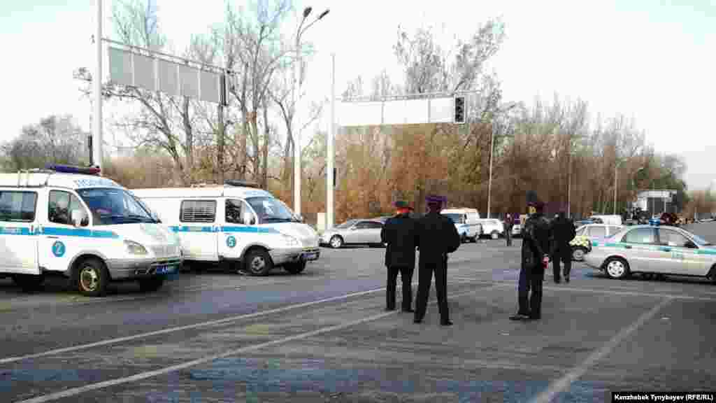 Өрт шыққан «Құлагер» базарына барар жолда тұрған полиция қызметкерлері мен көліктері. Алматы, 17 қараша 2013 жыл.