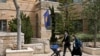 Disa persona duke kaluar pranë Ambsadës së Kosovës në Jerusalem. 