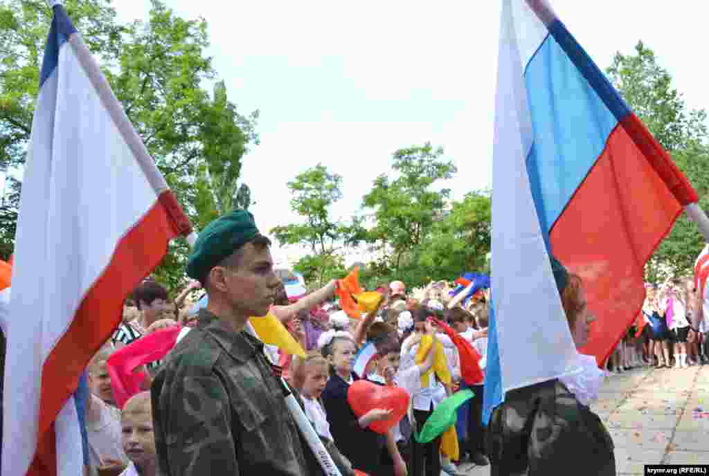 В школах аннексированного Крыма «последний звонок» прозвенел под флагами России, 30 мая 2014 года. Керчь.
