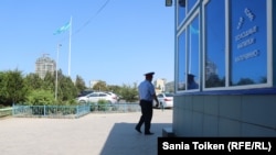 Сотрудник полиции в городе Актау. Иллюстративное фото.