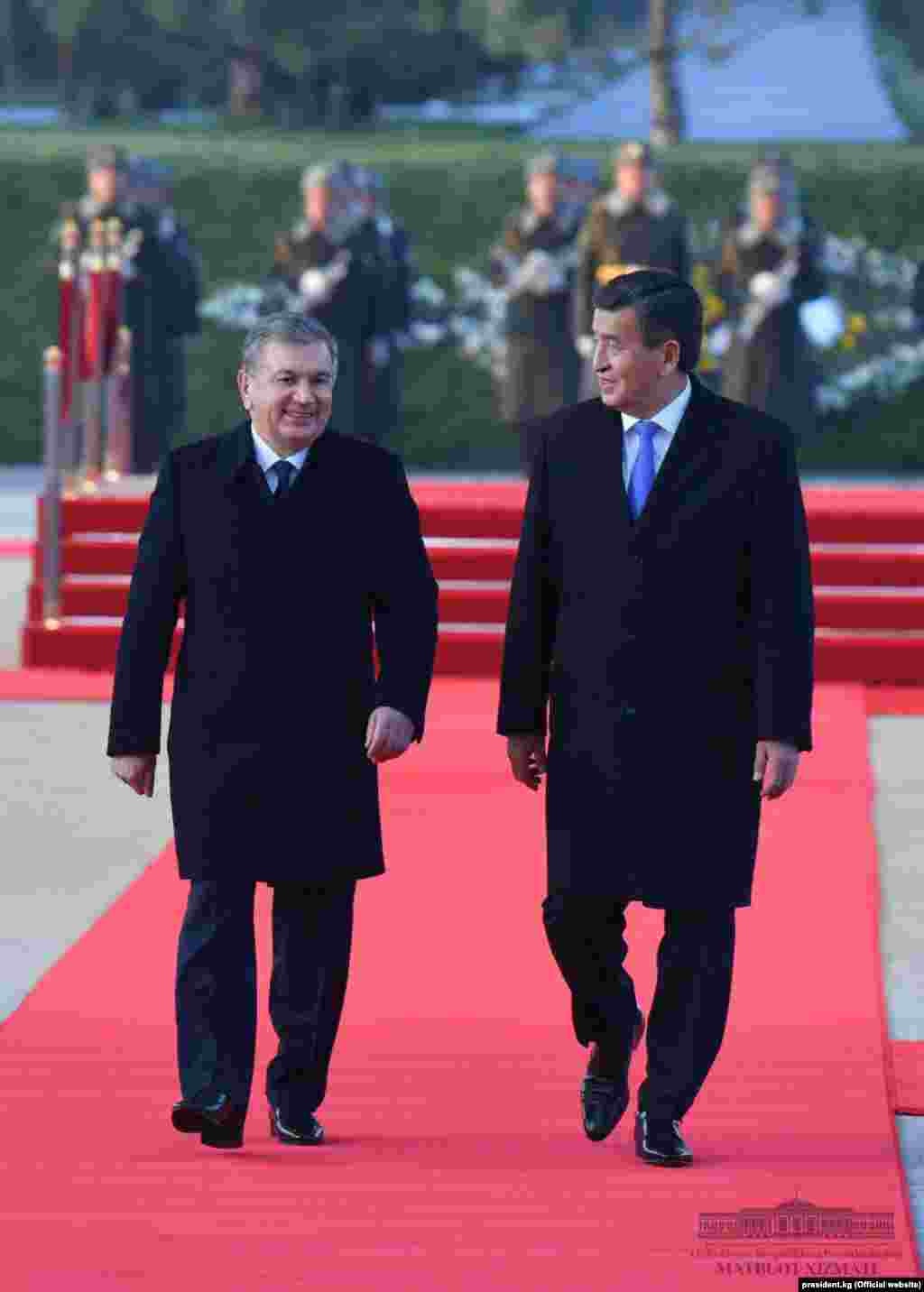 Президент Узбекистана также сообщил, что есть договоренности по железнодорожному маршруту. «В Кыргызстане есть уникальное озеро Иссык-Куль. Наши люди хотели, чтобы мы открыли авиарейс, но мы договорились, что будем открывать и железнодорожный маршрут до Иссык-Куля. Это люди. Зачем им далеко ездить, когда у соседей есть такое богом данное место. В транспортно-логическом вопросе мы сильно продвинулись», - сказал Шавкат Мирзиеев.