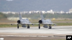 Dy avionë luftarakë Mirage 2000 përgatiten për t'u ngritur. (Fotografi nga arkivi)