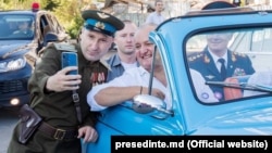 Președintele Igor Dodon, într-un automobil de marcă sovietică „Pobeda”, în drum spre Șerpeni