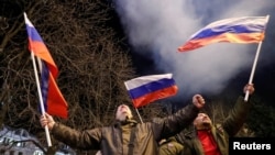 Separatiștii proruși din Donețk au sărbătorit în stradă semnarea decretelor prin care Vladimir Putin a recunoscut, luni seară, independența regiunilor separatiste ucrainene Donețk și Kuhansk. 