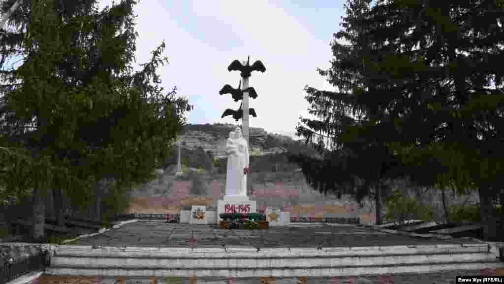 Меморіал – братська могила радянських воїнів, загиблих у 1944 році