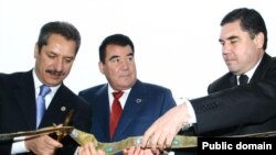Ozalky prezident Saparmyrat Nyýazow türk işewüri Ahmet Çalyk we saglyk ministri Gurbanguly Berdimuhamedow bilen täze desgany açýar. Arhiw suraty 